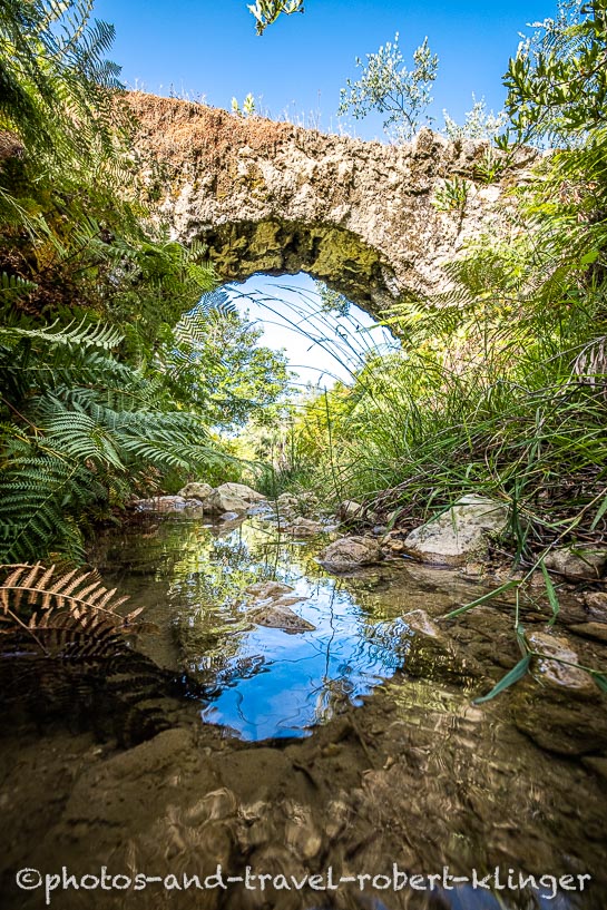 Eine Steinbrücke in Albanien