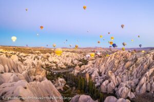 Heißluftballone über dem Rose Valley in Kappadokien in der Türkei