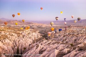 Ballone in der Türkei in Kappadokien über dem Rose Valley