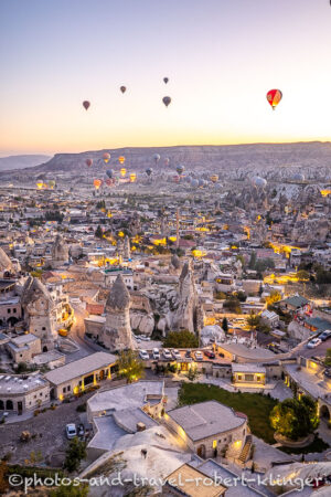 Hochformat: Göreme in Kappadokien in der Türkei während der Morgendämmerung