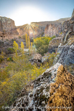 Hochformat: Sonnenaufgang im Ihlara Valley in Kappadokien in der Türkei