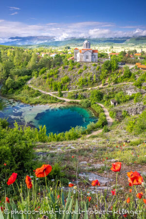 Die Kirche und das Blue eye, die Quelle Glavas des Flusses Cetina