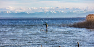 Ein SUP Paddler auf dem Ammersee bei Schondorf